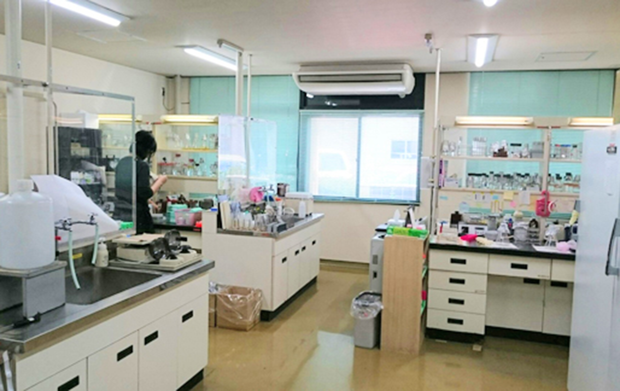 実験室：各部屋冷蔵庫・フリーザー完備