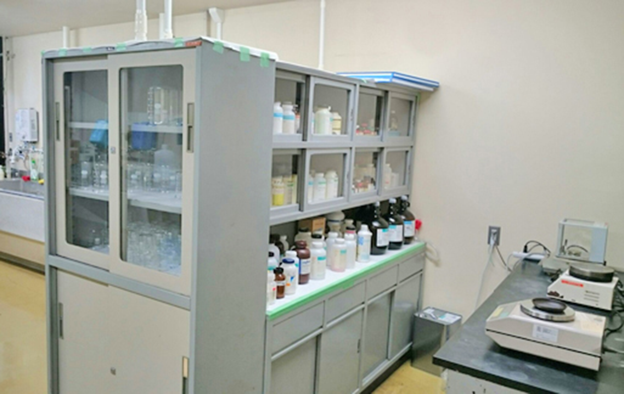 秤量エリア：試薬に隣接してガラス器具収納