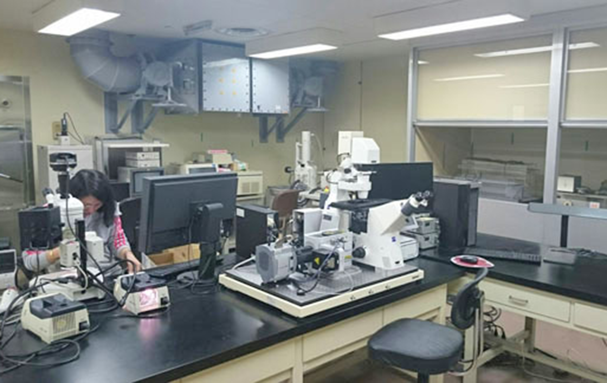 顕微鏡室：共焦点レーザー顕微鏡 (ZEISS)､走査型電子顕微鏡 (日立)