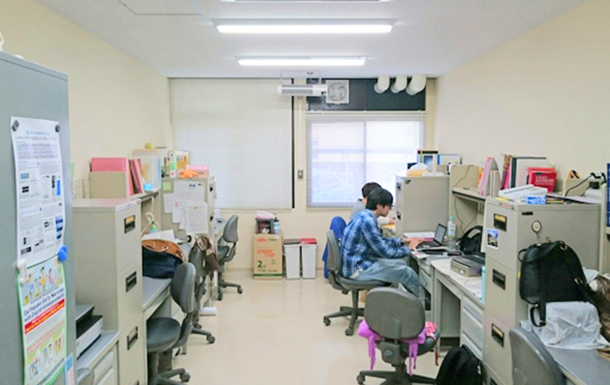 居室：大学院生と研究員の居室はファイルキャビネットを完備