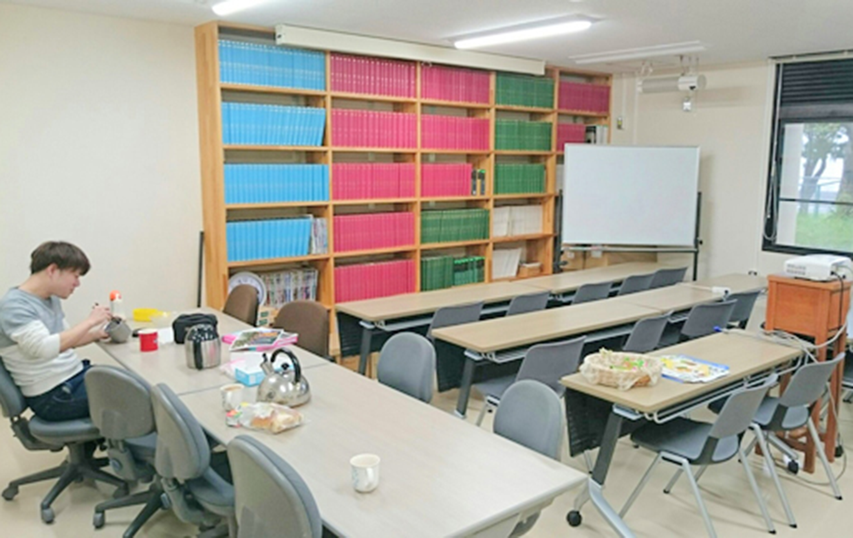 セミナー室：雑誌会､ゼミ､研究討議､講演会､昼食などに活用